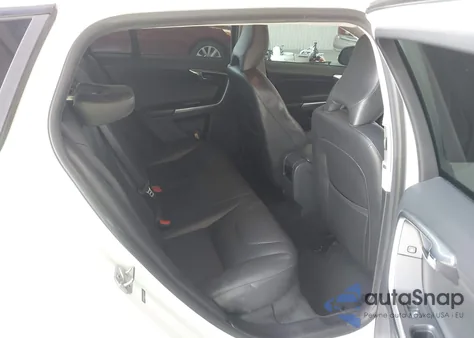 2018 Volvo V60 Cross Country T5 z USA, uszkodzony, nr VIN YV440MWK7J2054707